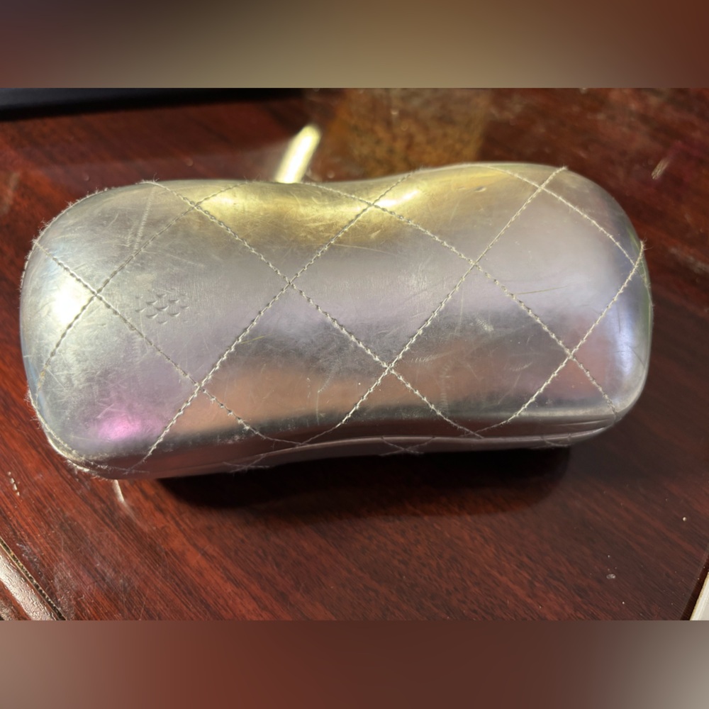 CHANEL VINTAGE 2000 SILVER METALLIC QUILTED PATTERN GLASSES CASE GUC - Picture 2 of 3